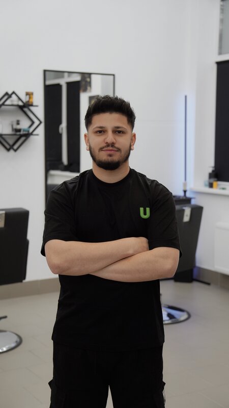 Барбер Мансур - Premium мастер M5 Барбершоп Минск, эксперт по современным мужским стрижкам fade и текстурированию