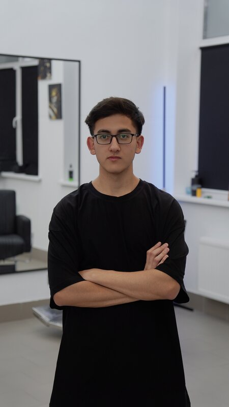 Барбер Саха - TOP мастер M5 Барбершоп Минск, специалист по креативным мужским стрижкам и fade-переходам, скидка 25% новым клиентам