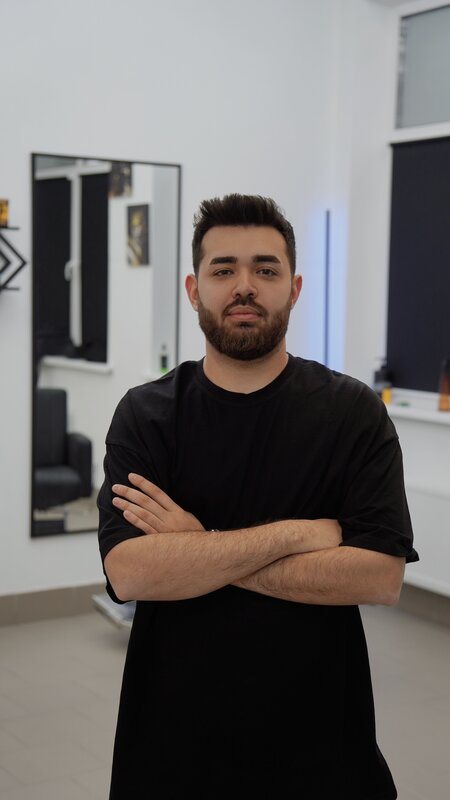 Барбер Шохрат (Слава) - Premium мастер M5 Барбершоп Минск, специалист по мужским стрижкам и оформлению бороды